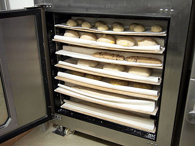 ドウコンにパンを入れたところ。整形した状態で発酵させます
